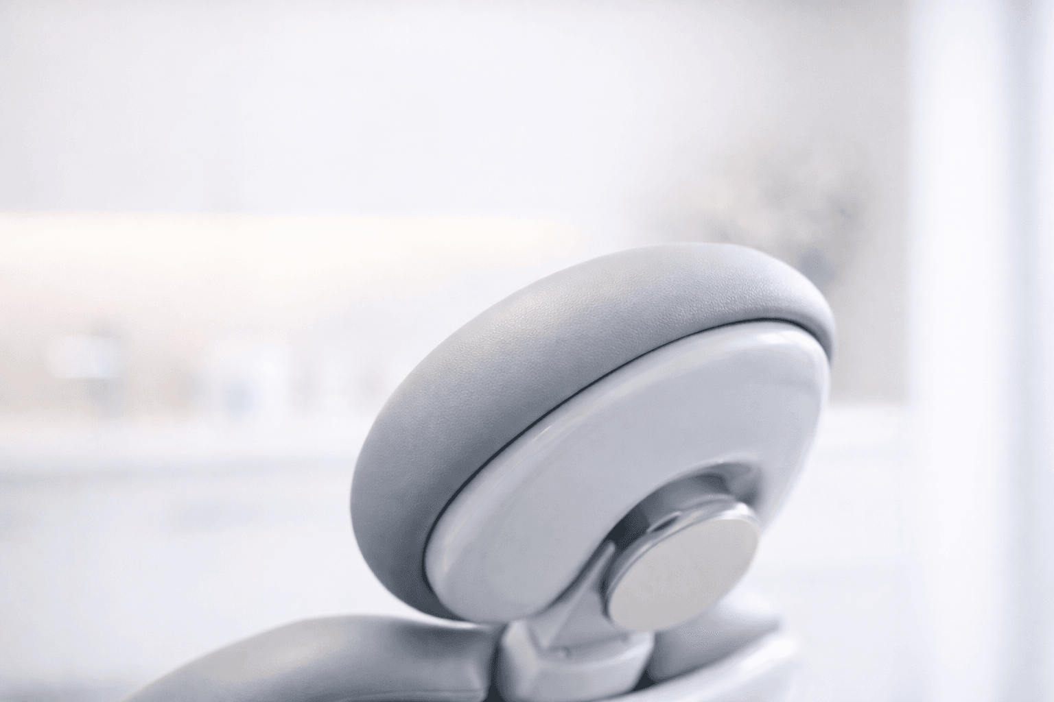 Detalle elegante de sillón dental en clínica moderna