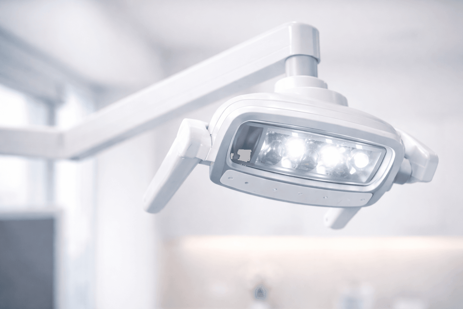 Detalle de iluminación clínica dental moderna
